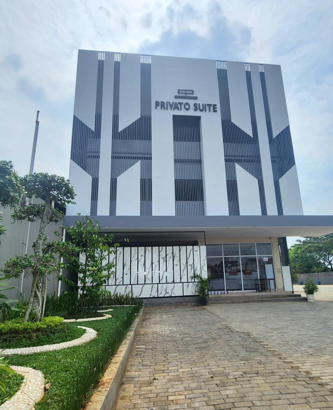Oyo 2816 Privato Suite Kembaran Екстер'єр фото
